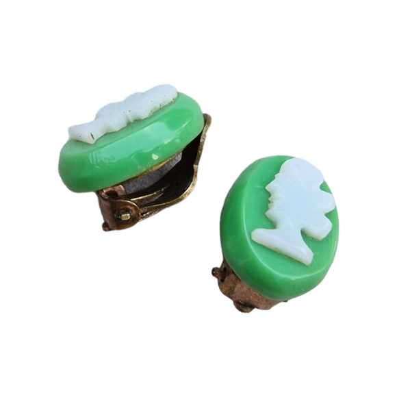 Vintage Cameo Earrings Gold Clip On Green & White Resin Renaissance Head Female - Picture 2 of 6